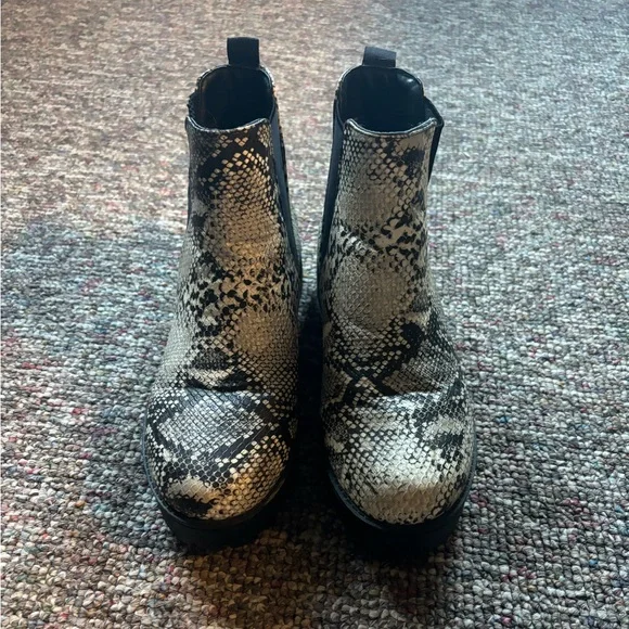 Size 8.5 Qupid Snake Skin Chelsea Boot - Picture 1 of 6